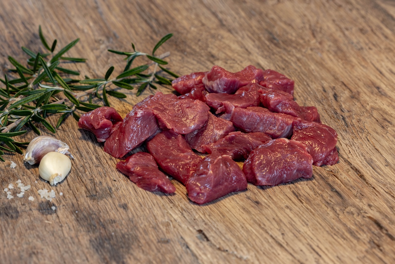 Klein gesneden biologisch hachee vlees van Black Angus rund – Woudstra’s Pleats